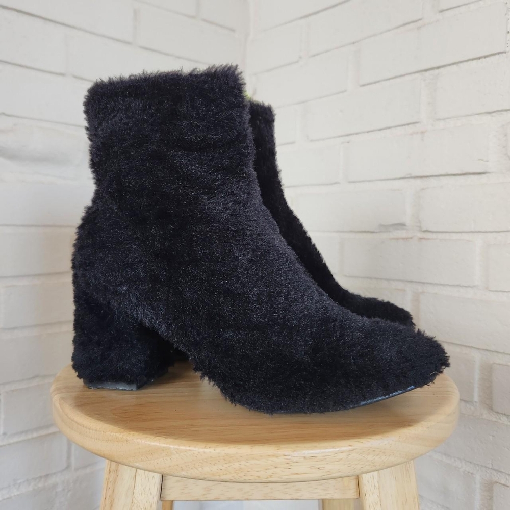 Black faux fur boots Nasty Gal size 7